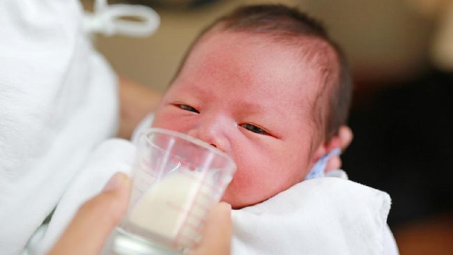 7 Rekomendasi Cup Feeder Terbaik yang Aman dan Anti Sedak, Solusi Bingung Puting pada Bayi