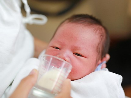 3 Aturan Pemberian ASI Perah dengan Cangkir pada Bayi