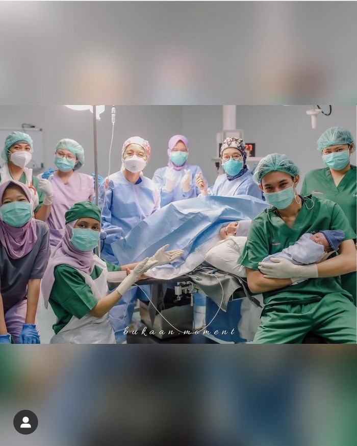Dinda Hauw melahirkan anak pertamanya ini di RSIA Bina Medika melalui operasi caesar, Ladies. (Sumber: instagram.com/dindahw)