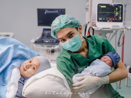 Dinda Hauw & Rey Sambut Anak Pertama, Arti Nama Putranya Indah Berbahasa Arab