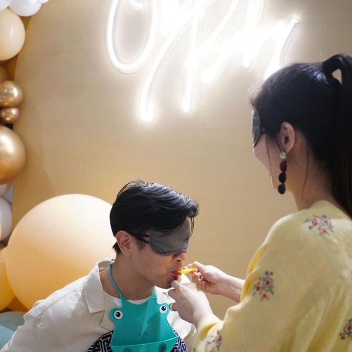 <p>Di acara baby shower, Dion dan Fiona juga melakukan sejumlah aktifitas seru dan menggemaskan. Tengok saja potret mereka ketika saling suap-suapan. (Foto: Instagram: @fionaanthony)</p>