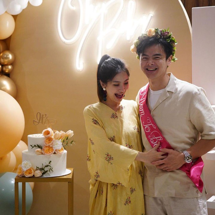 <p>Dion Wiyoko dan Fiona Anthony mengunggah sederet foto menggemaskan di acara tersebut. Lihat saja pose mereka ketika bertukar posisi kehamilan. Lucu banget ya, Bunda. (Foto: Instagram: @fionaanthony)</p>