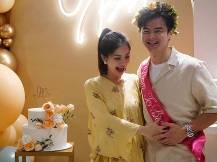 Lucunya 7 Potret Baby Shower Istri Dion Wiyoko, Jenis Kelamin Bayi Terungkap