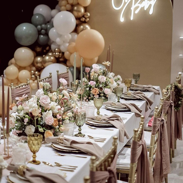 <p>Acara baby shower dikemas dengan dekorasi yang mewah dan elegan. Dion Wiyoko dan Fiona Anthony banyak memberi nuansa warna gold yang lembut. (Foto: Instagram: @partywithcarla.id)</p>