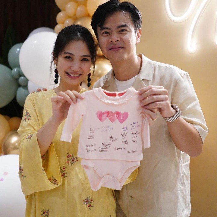 <p>Dion Wiyoko dan Fiona Anthony tak lupa mengungkap jenis kelamin anak mereka. Tampaknya mereka akan dikaruniai bayi perempuan yang cantik, Bunda. (Foto: Instagram: @fionaanthony)</p>