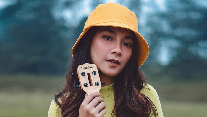 Mau Tampil Kasual dan Terlihat Manis? Yuk, Tiru 6 Inspirasi Outfit ala Dinda Kirana Ini!