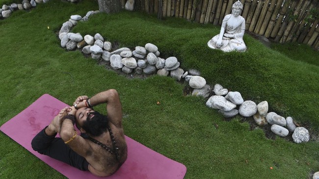 FOTO: Tenang Damai Hari Yoga Internasional di Penjuru Dunia