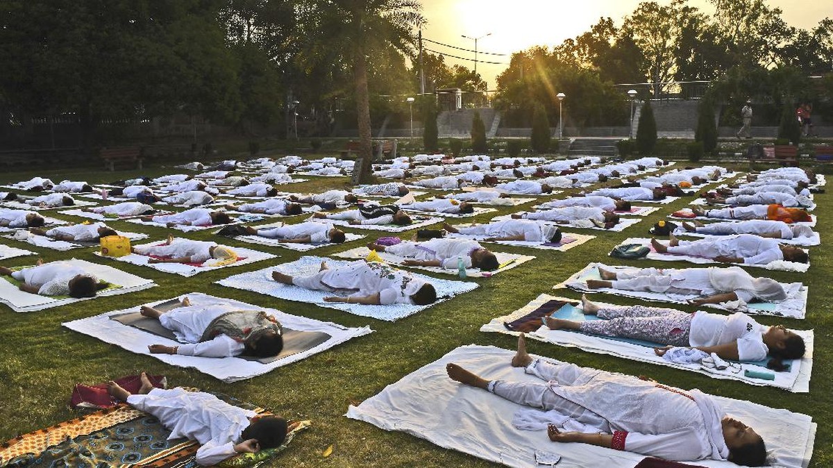 FOTO: Tenang Damai Hari Yoga Internasional di Penjuru Dunia