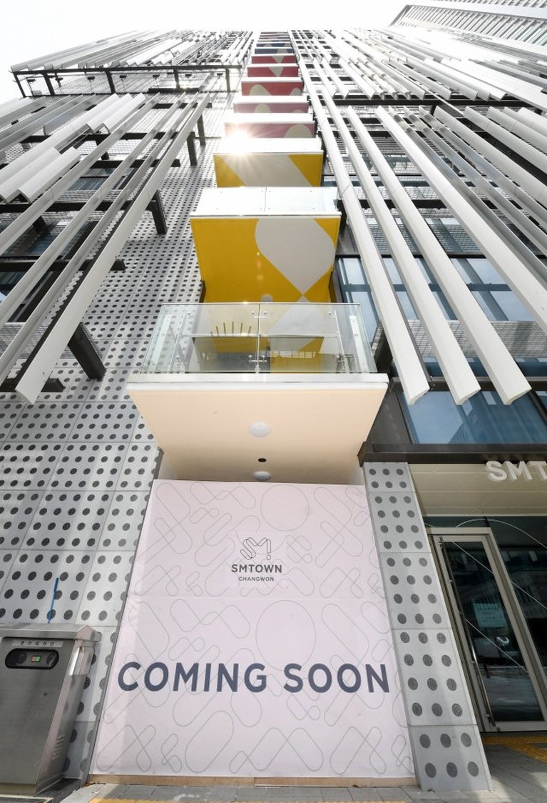 SM Entertainment akan memiliki gedung baru, tampilan mewah interior gedung pun telah diungkapkan. Yuk kita intip!