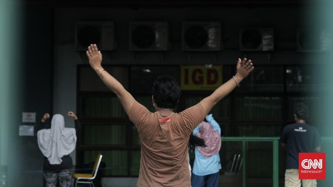 Satpol PP Jakarta Barat menjatuhkan denda Rp2 juta kepada penyelenggara senam yang mayoritas dihadiri ibu-ibu di Puri Indah, Jakarta Barat.