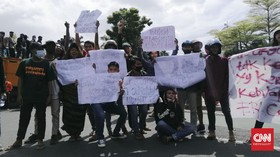 Protes Penyekatan di Suramadu, Warga Madura Demo Eri Cahyadi