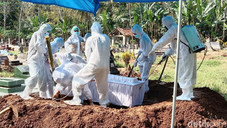 Jenazah tokoh Seknas Jokowi, Juli Eko Nugroho dimakamkan siang tadi dengan protokol COVID-19. Almarhum dimakamkan di Purworejo, Jawa Tengah.