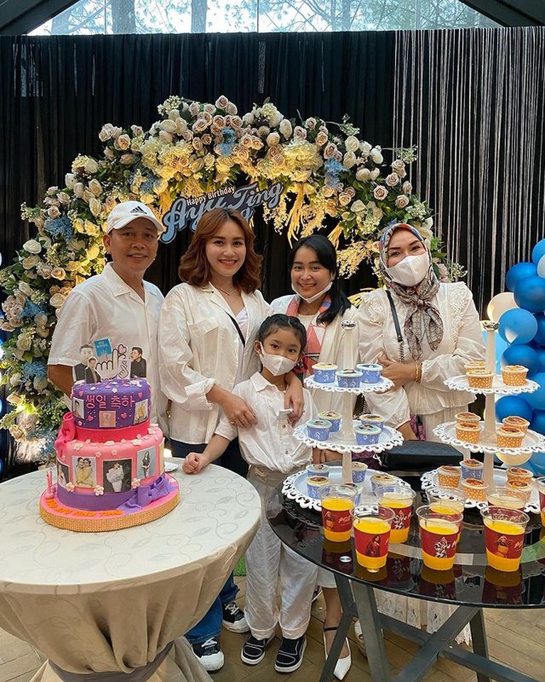 Momen Perayaan Ulang Tahun Ayu Ting Ting yang ke-29 Ayu Ting Ting baru saja merayakan ulang tahunnya yang ke 29 tahun. Yuk kita intip keseruannya!