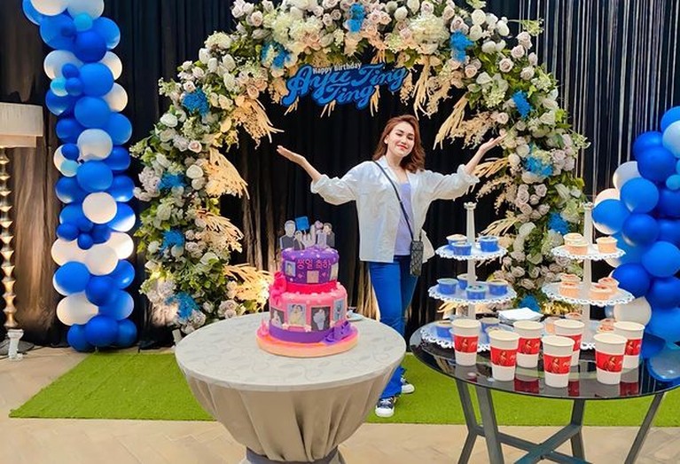Momen Perayaan Ulang Tahun Ayu Ting Ting yang ke-29 Ayu Ting Ting baru saja merayakan ulang tahunnya yang ke 29 tahun. Yuk kita intip keseruannya!
