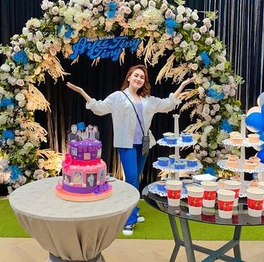 Momen Ultah Ayu Ting Ting ke-29, Kue Dihiasi Wajah Park Seo Joon