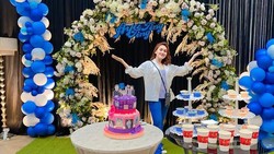 Momen Ultah Ayu Ting Ting ke-29, Kue Dihiasi Wajah Park Seo Joon