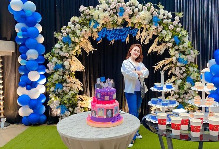 Momen Perayaan Ulang Tahun Ayu Ting Ting yang ke-29 Ayu Ting Ting baru saja merayakan ulang tahunnya yang ke 29 tahun. Yuk kita intip keseruannya!