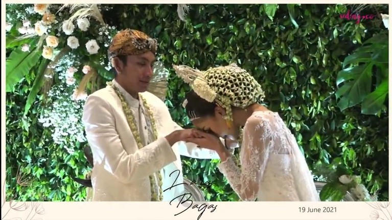 Irshadi Bagas pemeran Farel di 'Heart' telah melepas masa lajangnya menikahi sang kekasih, Laras. Yuk kita intip momen pernikahannya!