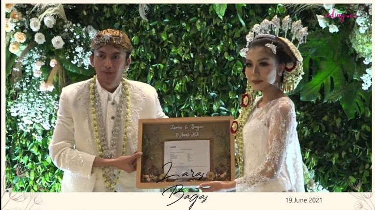 Momen Pernikahan Irshadi Bagas Farel 'Heart Series' Irshadi Bagas pemeran Farel di 'Heart' telah melepas masa lajangnya menikahi sang kekasih, Laras. Yuk kita intip momen pernikahannya!