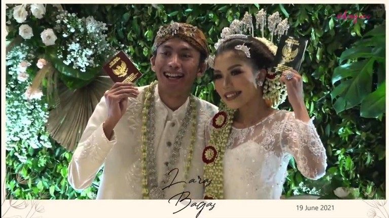 Irshadi Bagas pemeran Farel di 'Heart' telah melepas masa lajangnya menikahi sang kekasih, Laras. Yuk kita intip momen pernikahannya!