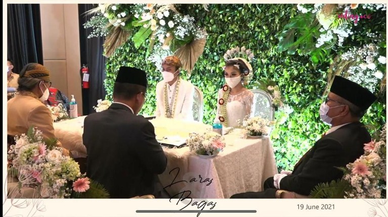 Irshadi Bagas pemeran Farel di 'Heart' telah melepas masa lajangnya menikahi sang kekasih, Laras. Yuk kita intip momen pernikahannya!
