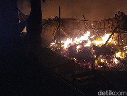 Pasar Leles Garut Terbakar, Pedagang Panik Selamatkan Barang
