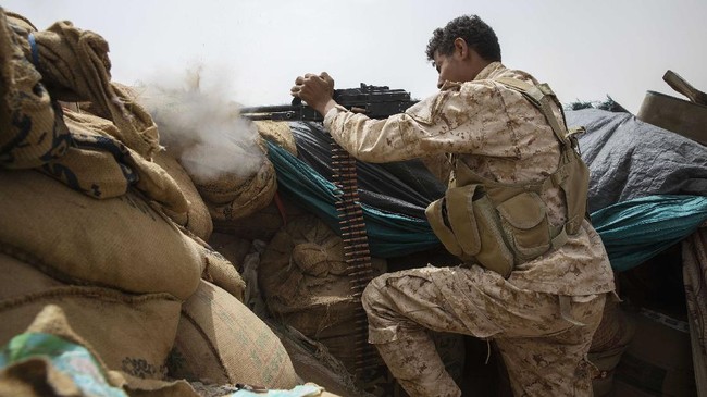 100 orang tewas itu terdiri dari 48 milisi Houthi dan 32 tentara koalisi Saudi pendukung pemerintah Yaman.