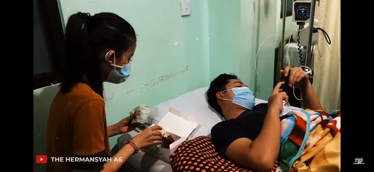Azriel Hermansyah dikabarkan tengah sakit dan dirawat di rumah sakit&period; Sang kekasih pun setia mendampingi&comma; yuk kita intip potretnya&excl;