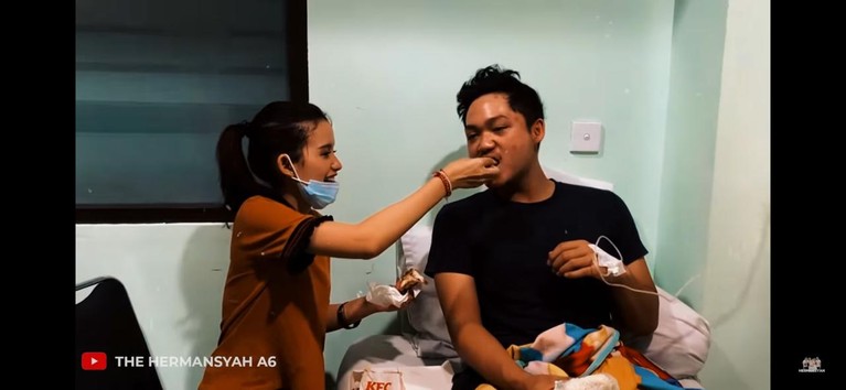 Potret Azriel Hermansyah Dirawat Sang Kekasih Saat Jatuh Sakit Azriel Hermansyah dikabarkan tengah sakit dan dirawat di rumah sakit. Sang kekasih pun setia mendampingi, yuk kita intip potretnya!