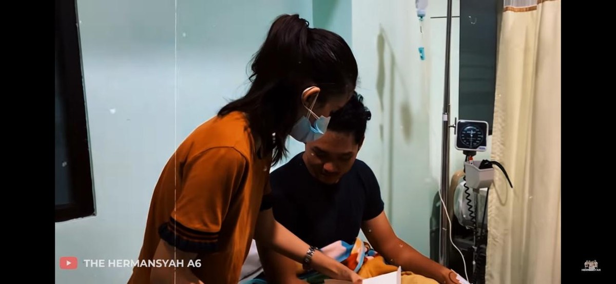 Azriel Hermansyah dikabarkan tengah sakit dan dirawat di rumah sakit&period; Sang kekasih pun setia mendampingi&comma; yuk kita intip potretnya&excl;