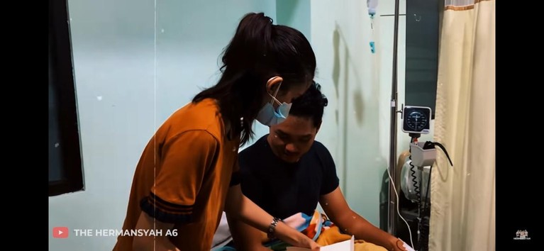 Azriel Hermansyah dikabarkan tengah sakit dan dirawat di rumah sakit. Sang kekasih pun setia mendampingi, yuk kita intip potretnya!