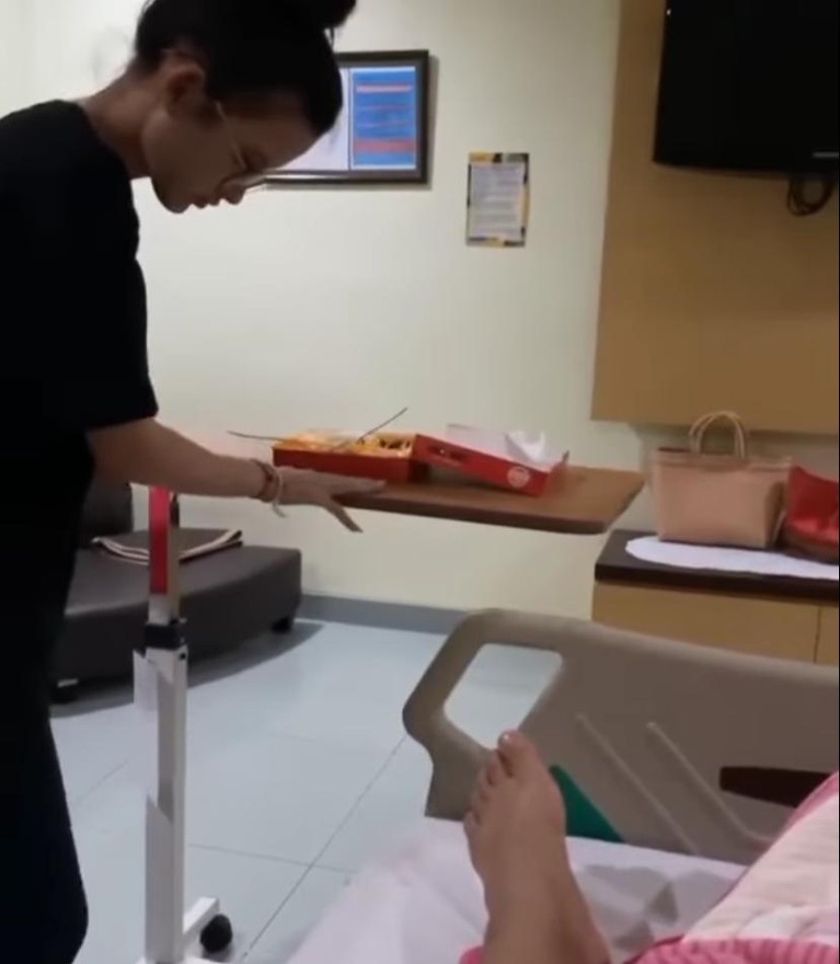 Azriel Hermansyah dikabarkan tengah sakit dan dirawat di rumah sakit. Sang kekasih pun setia mendampingi, yuk kita intip potretnya!