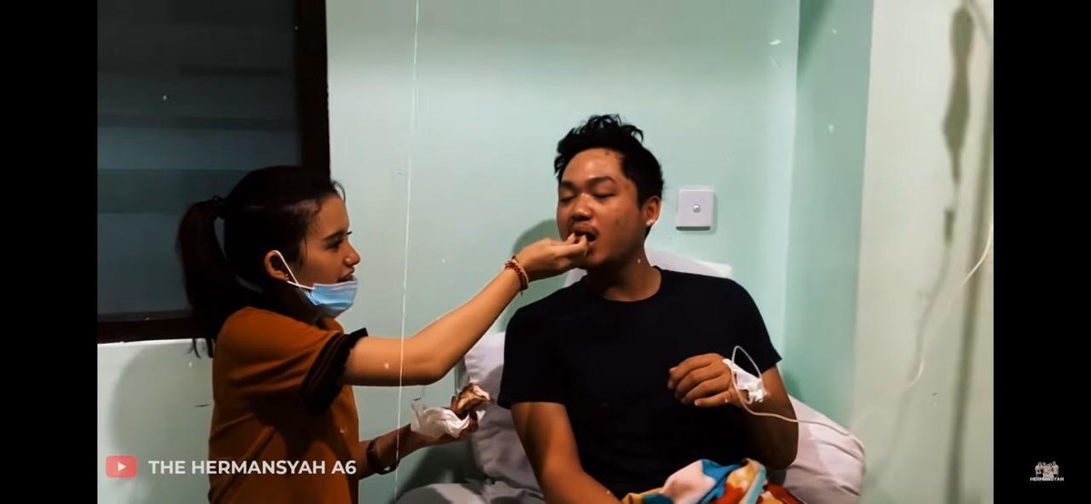 Azriel Hermansyah dikabarkan tengah sakit dan dirawat di rumah sakit&period; Sang kekasih pun setia mendampingi&comma; yuk kita intip potretnya&excl;