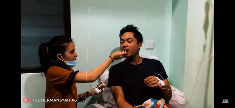 Azriel Hermansyah dikabarkan tengah sakit dan dirawat di rumah sakit. Sang kekasih pun setia mendampingi, yuk kita intip potretnya!