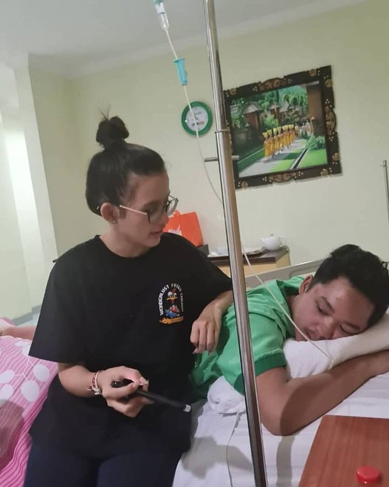 Potret Azriel Hermansyah Dirawat Sang Kekasih Saat Jatuh Sakit Azriel Hermansyah dikabarkan tengah sakit dan dirawat di rumah sakit. Sang kekasih pun setia mendampingi, yuk kita intip potretnya!