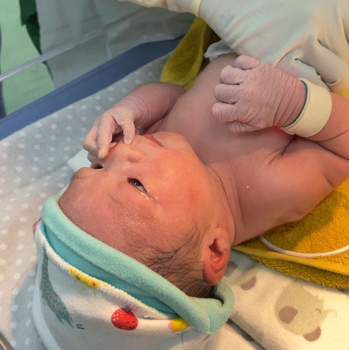 Dinda Hauw baru saja melahirkan putra pertamanya pada Minggu &lpar;20&sol;6&rpar;&period; Rey Mbayang setia mendampingi&comma; yuk kita intip momen harunya&excl;