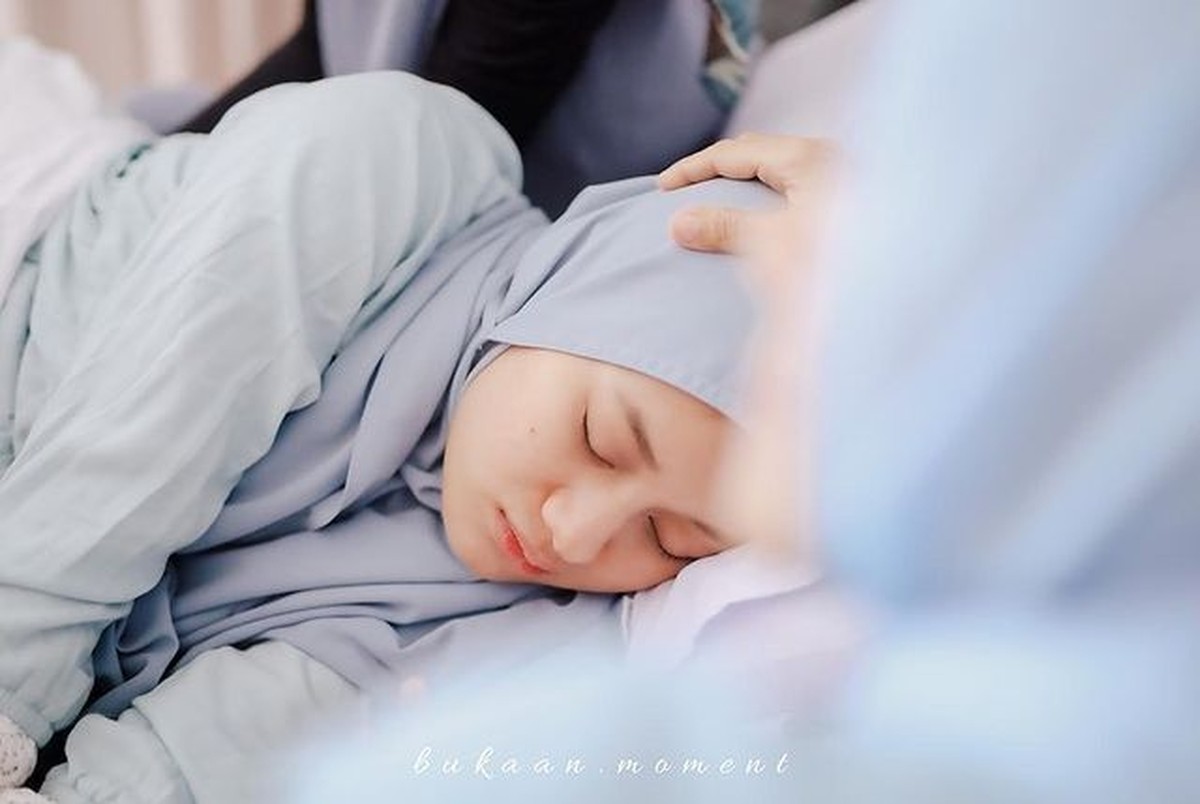 Dinda Hauw baru saja melahirkan putra pertamanya pada Minggu &lpar;20&sol;6&rpar;&period; Rey Mbayang setia mendampingi&comma; yuk kita intip momen harunya&excl;