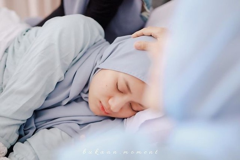 Dinda Hauw baru saja melahirkan putra pertamanya pada Minggu (20/6). Rey Mbayang setia mendampingi, yuk kita intip momen harunya!