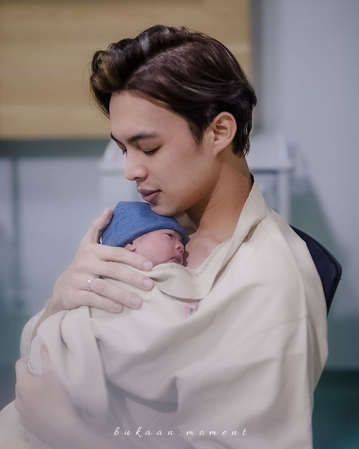 Dinda Hauw baru saja melahirkan putra pertamanya pada Minggu &lpar;20&sol;6&rpar;&period; Rey Mbayang setia mendampingi&comma; yuk kita intip momen harunya&excl;