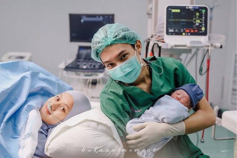 Dinda Hauw baru saja melahirkan putra pertamanya pada Minggu (20/6). Rey Mbayang setia mendampingi, yuk kita intip momen harunya!