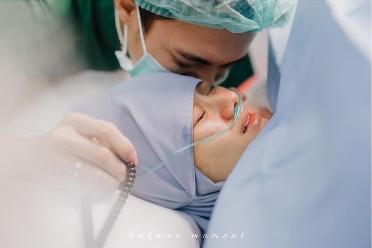 Dinda Hauw baru saja melahirkan putra pertamanya pada Minggu (20/6). Rey Mbayang setia mendampingi, yuk kita intip momen harunya!