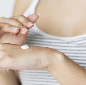 img-title Kulit Tangan Kering karena Hand Sanitizer, Lembapkan dengan Hand Cream Berkualitas Ini
