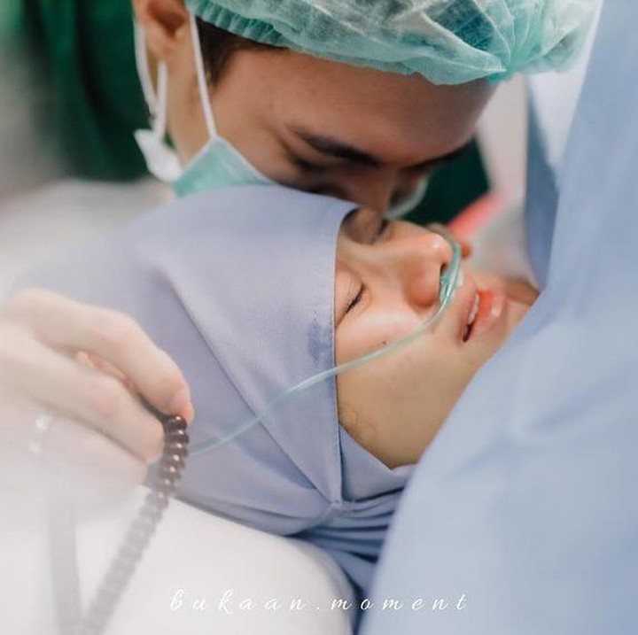 <p>Dinda Hauw dan Rey Mbayang tengah berbahagia. Anak pertama mereka telah lahir tepat di Hari Ayah Sedunia pada Minggu, 20 Juni 2021. (Foto: Instagram: @dindahw)</p>