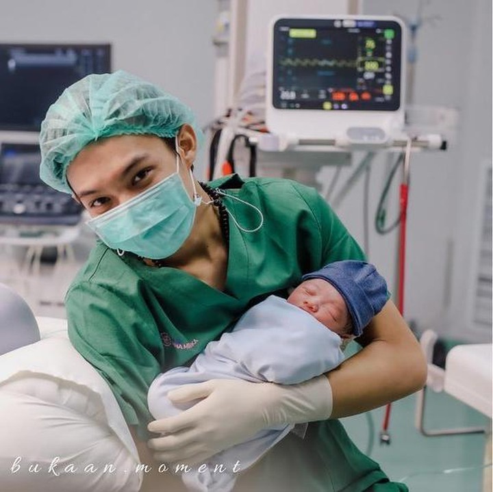 <p>Rey Mbayang tak dapat menyembunyikan kebahagiaannya karena dapat menjadi Ayah di hari spesial tersebut. Ia dan Dinda menamai bayi mereka dengan nama Arshakalif Muhammad Mbayang. (Foto: Instagram: @dindahw)</p>