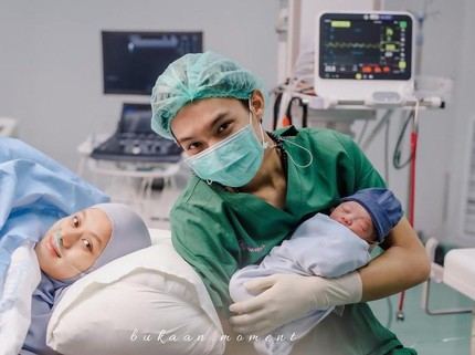 5 Foto Rey Mbayang Sambut Kelahiran Anak di Hari Ayah, Haru Saat Mengadzani