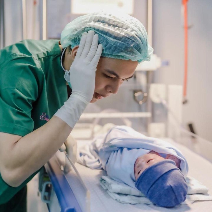 <p>Rey Mbayang tak lupa mengumandangkan adzan di telinga sang putra. Bayi laki-laki itu menatap sang ayah dengan penuh haru, Bunda. (Foto: Instagram: @arshaka_mbayang)</p>