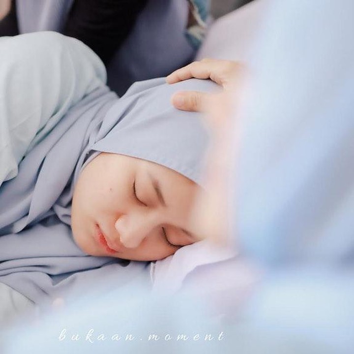 <p>Selama proses melahirkan, Rey Mbayang tak pernah meninggalkan Dinda Hauw yang sedang berjuang melahirkan. (Foto: Instagram: @dindahw)</p>