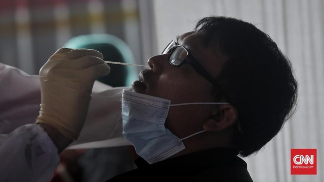 Kasus positif virus corona tembus 14 ribu pada hari ini, Senin (21/6). Dengan demikian, total kasus Covid-19 di Indonesia telah mencapai 2 juta orang lebih.