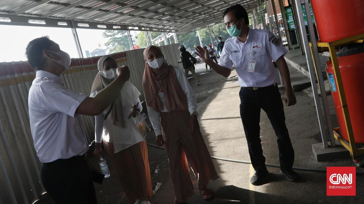 FOTO: Tes Antigen Acak di Stasiun Bekasi