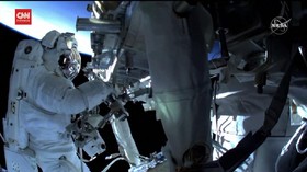 VIDEO: Astronaut Terkendala saat Pasang Panel Surya di ISS